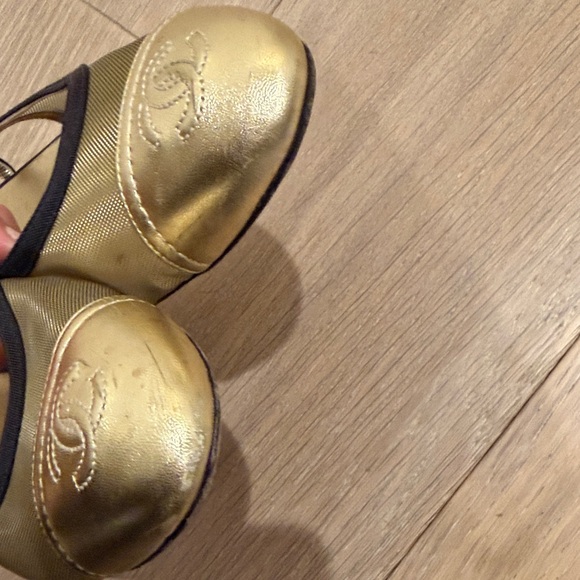 CHANEL Women's Gold and Black Flats - Picture 4 of 4